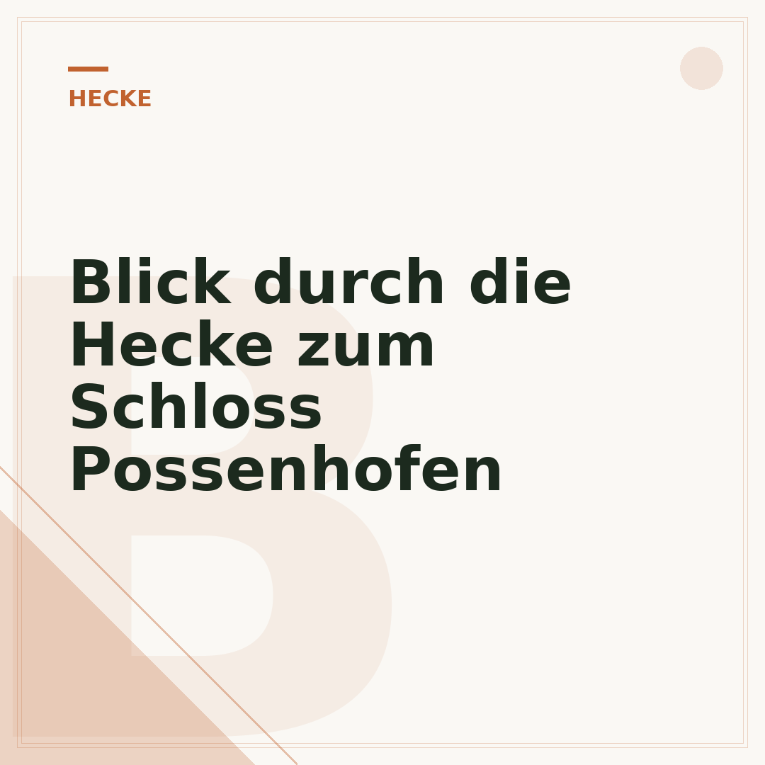 Blick durch die Hecke zum Schloss Possenhofen