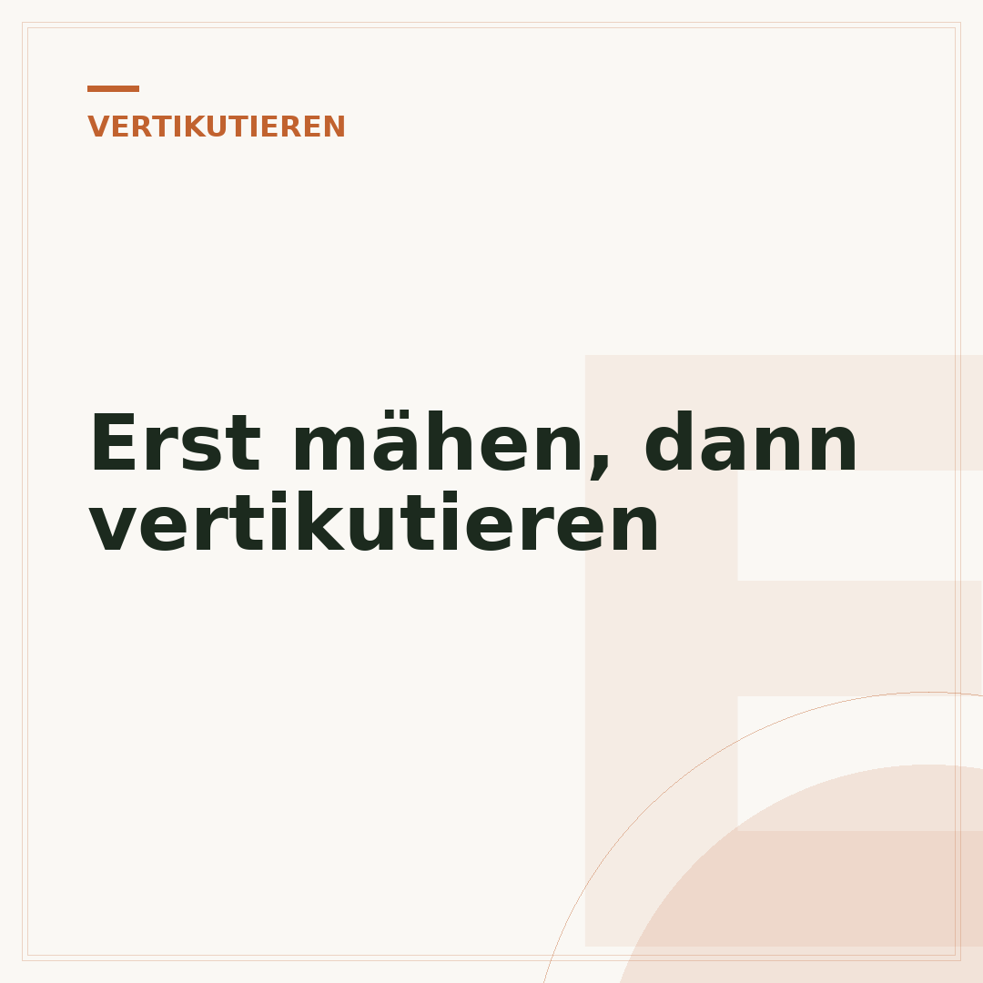 Erst mähen, dann vertikutieren